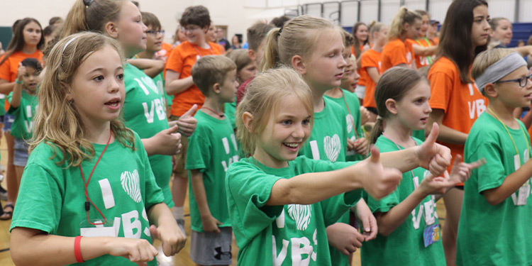 Students smile and give the thumbs up sign